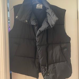 urban outfitters corrine puffer vest black size XS